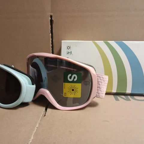 APPROXIMATELY 8 ASSORTED HOUSEHOLD ITEMS TO INCLUDE SKI GOGGLES, LENS HOOD SET, ETC