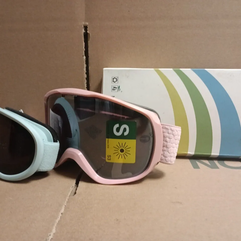 APPROXIMATELY 8 ASSORTED HOUSEHOLD ITEMS TO INCLUDE SKI GOGGLES, LENS HOOD SET, ETC