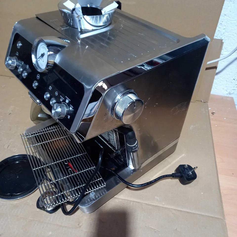 DELONGHI COFFEE MACHINE/STEAMER
