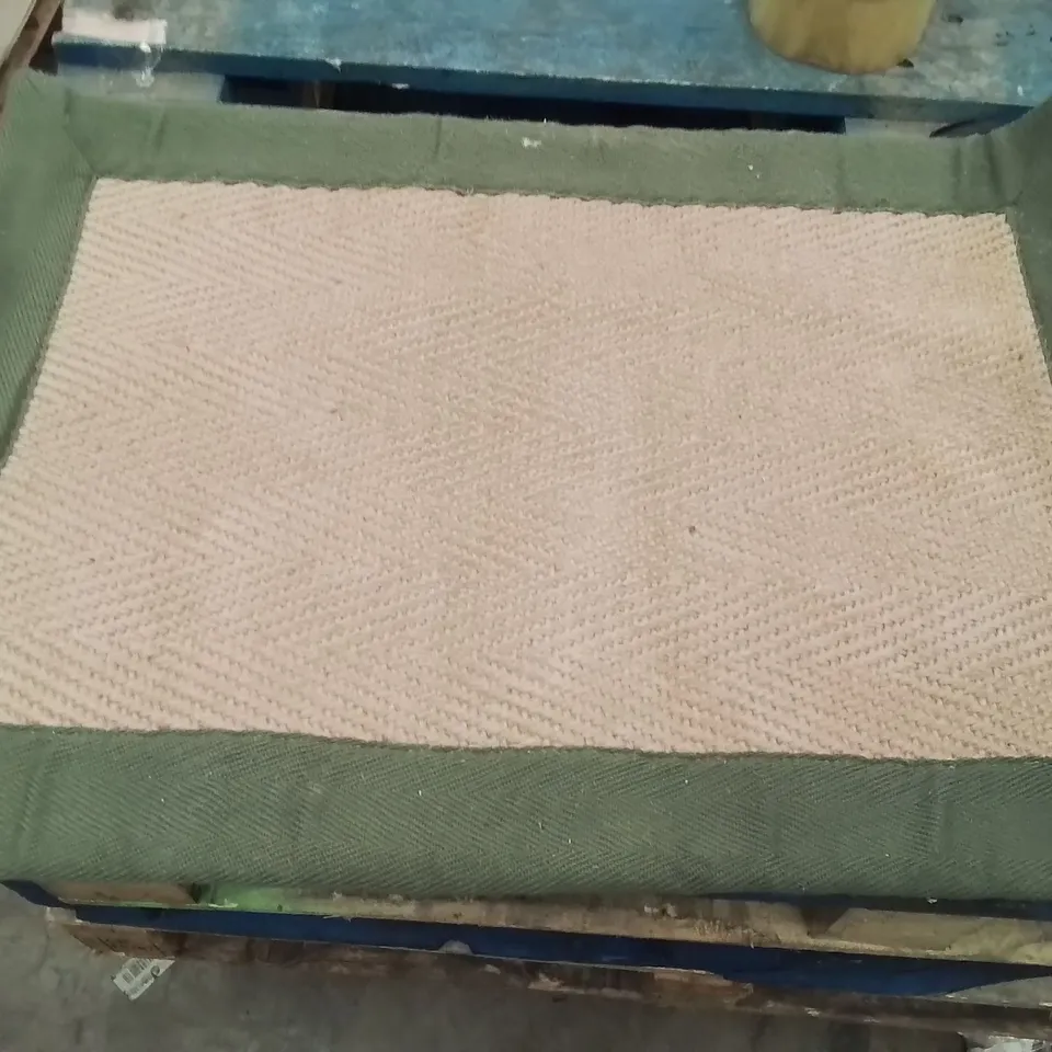 QUALITY DESIGNER AREA RUG - APPROXIMATELY 60X40CM