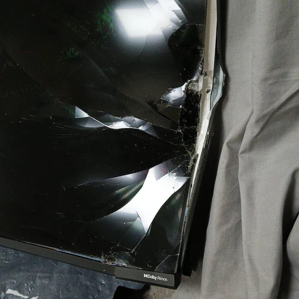 HISENSE 40" 40E5NQTUK SMART QLED TV DAMAGED SCREEN UNBOXED