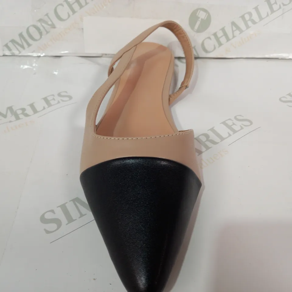 PAIR OF DESIGNER POINTED TOE FLAT SHOES IN NUDE/BLACK EU SIZE 38
