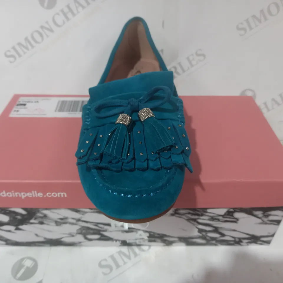 BOXED PAIR OF MODA IN PELLE ETHELIA SUEDE SHOES IN TEAL SIZE 6