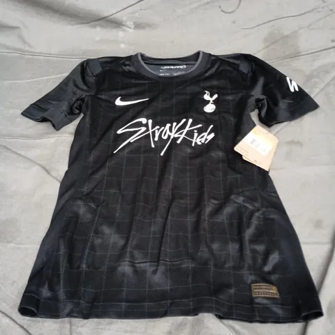 NIKE TOTTENHAM HOTSPUR FOOTBALL SHIRT – STRAY KIDS DESIGN, MEN’S SIZE S, BLACK