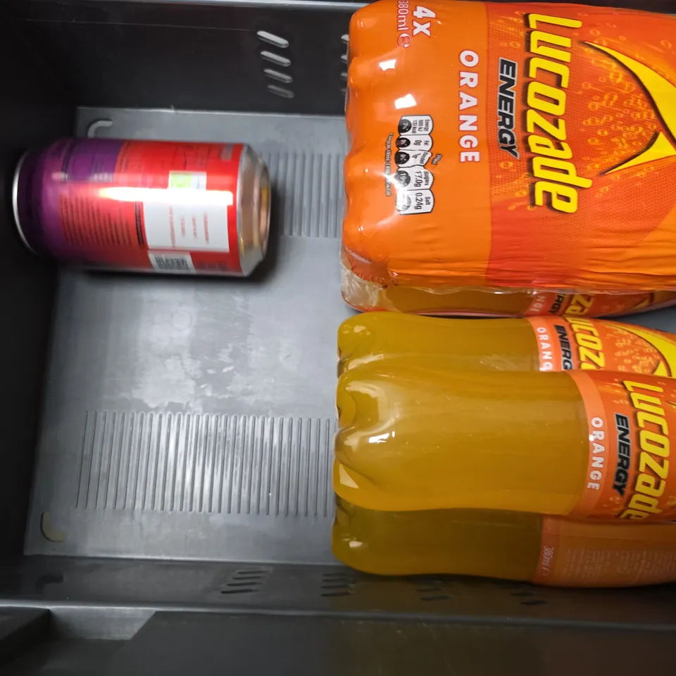 APPROXIMATELY 10 ASSORTED DRINKS ITEMS TO INCLUDE - COCA COLA ZERO SUGAR CHERRY, LUCOZADE ORANGE ETC
