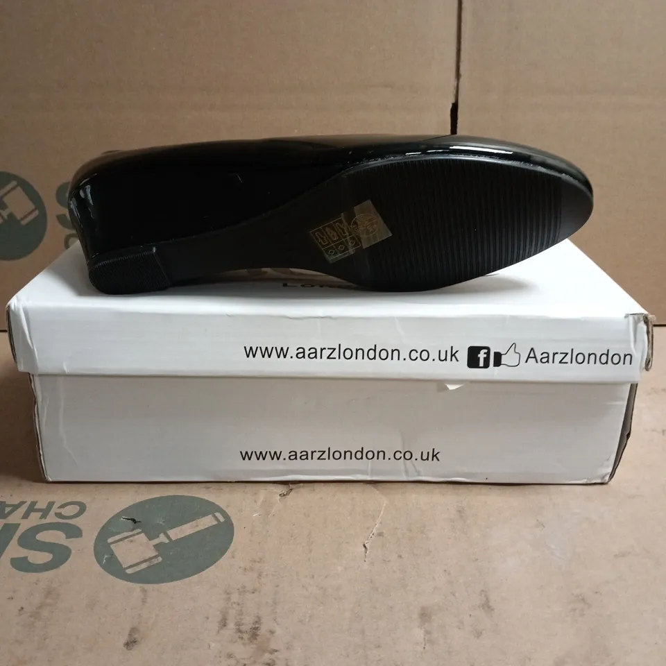 AARZ LONDON BLACK PATENT LEATHER WEDGE HEELS – UK 6 (EU 39)
