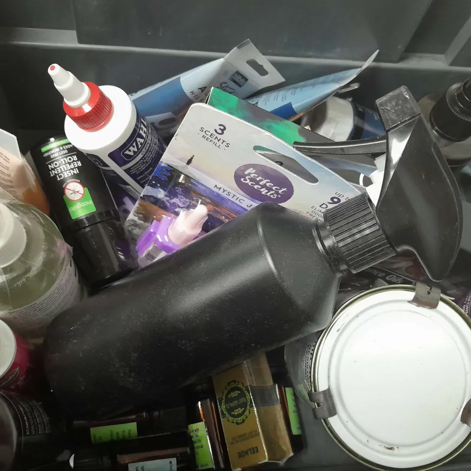 BOX OF APPROXIMATELY 14 ASSORTED ITEMS TO INCLUDE - NIKWAX TECH WASH , FAB-A-LOO , FRESHER FIGHTER ETC
