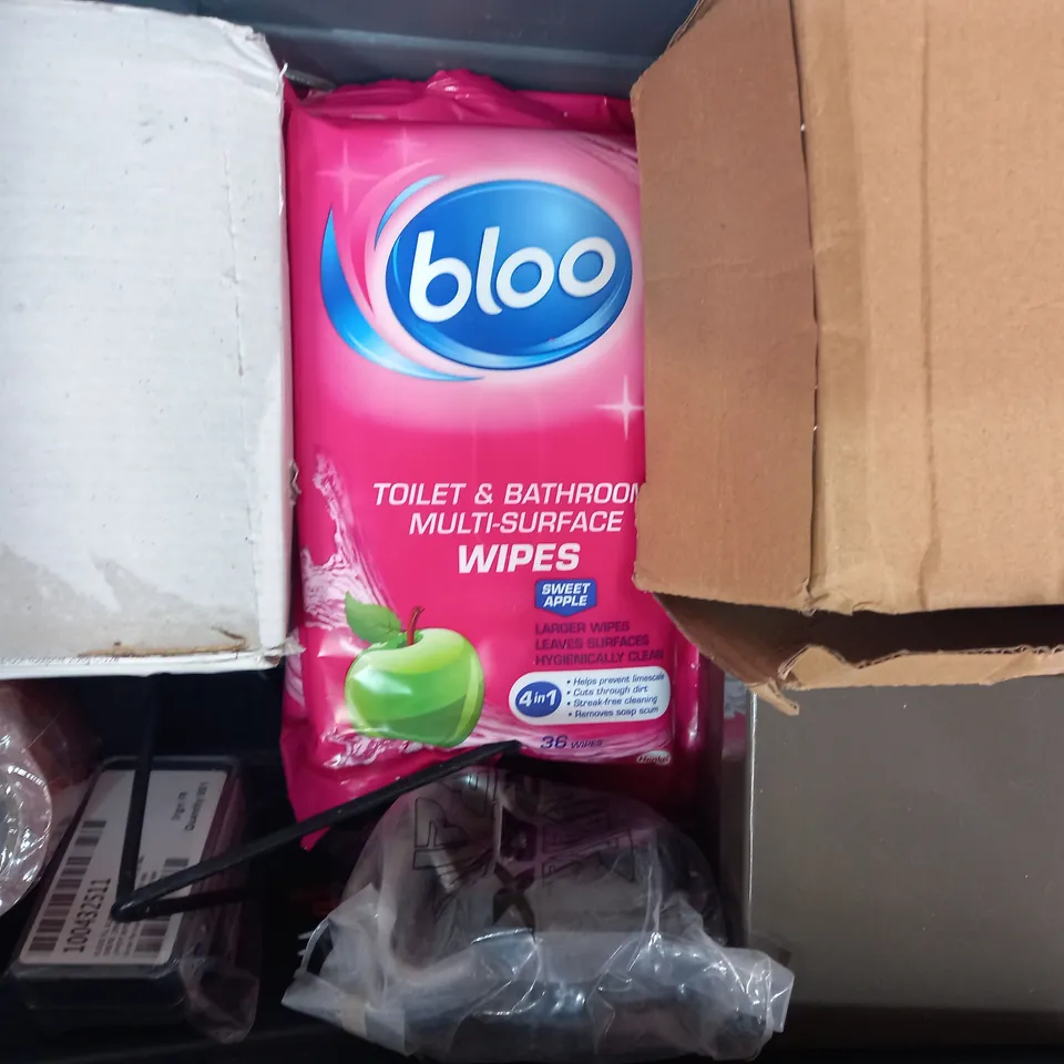 LOT OF APPROXIMATELY 8 ASSORTED HOUSEHOLD ITEMS TO INCLUDE PROGUTTER, BLOO MULTI-SURFACE WIPES, KITCHENCRAFT MEASURING CUP, ETC