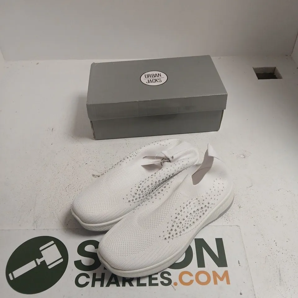 URBAN JACKS NEGRONI SLIP-ON TRAINERS, WHITE, UK SIZE 6 – BOXED