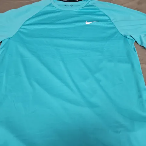 NIKE DRI-FIT LOGO TEE - SIZE M