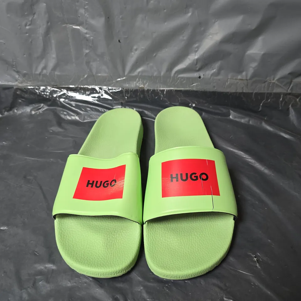 HUGO TIMEIN RED PATCH LOGO SLIDER - LIGHT GREEN - SIZE 10