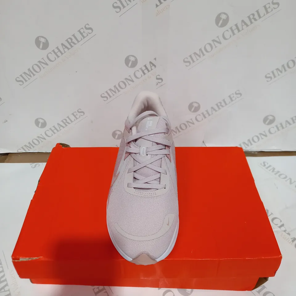 BOXED PAIR OF NIKE RUNNING QUEST 5 TRAINERS - PEACH, SIZE 4.5
