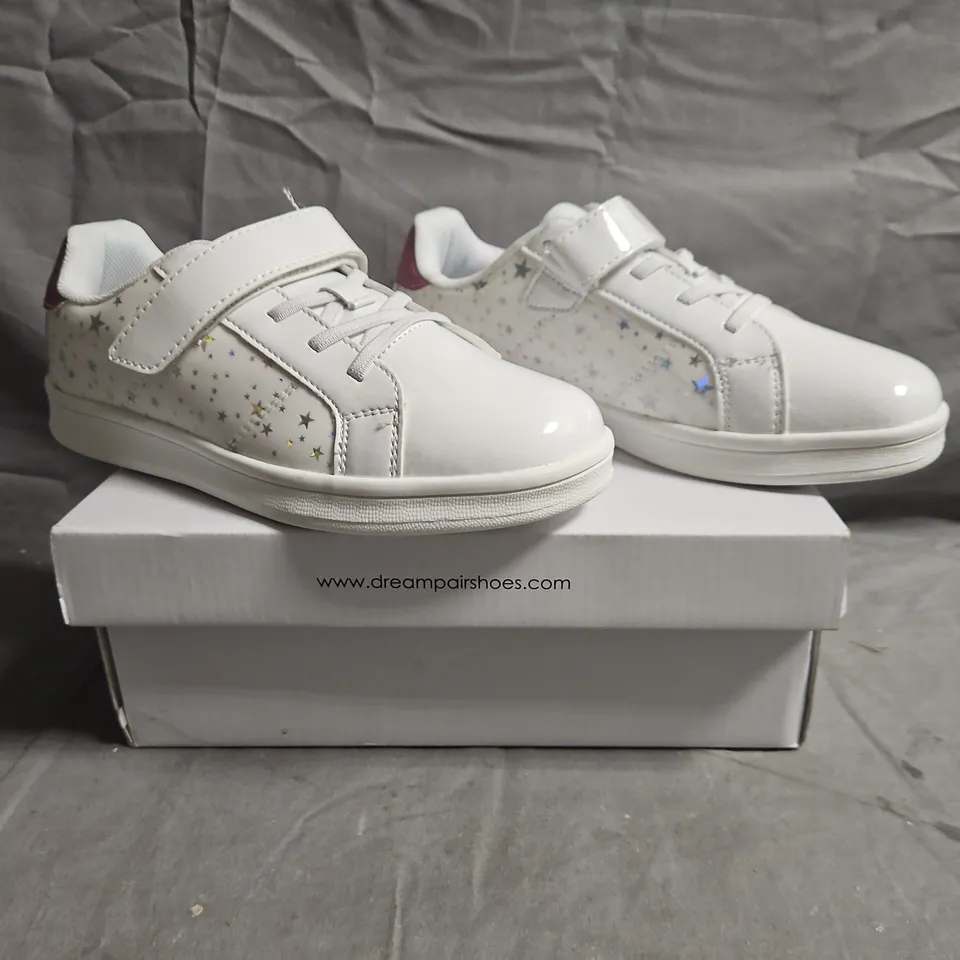 BOXED PAIR OF DREAM PAIRS SHOES IN WHITE/PRISMATIC PINK W. STARS SIZE UK 3 (US 4)