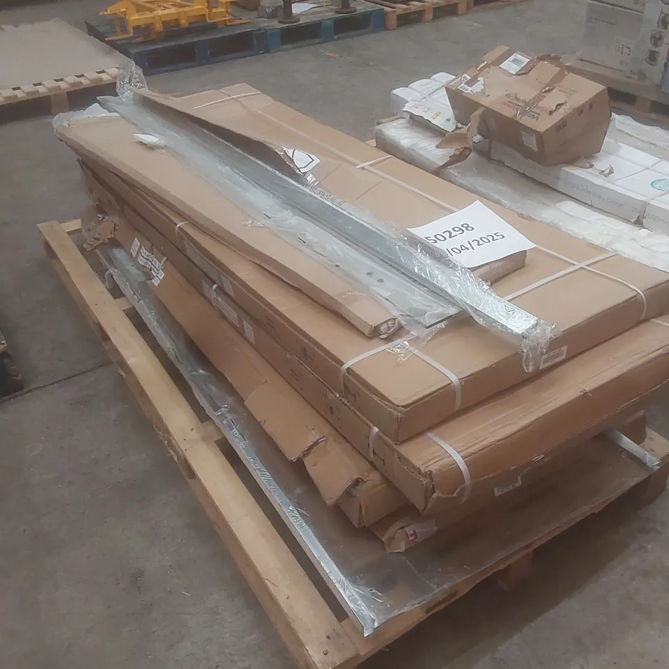 PALLET OF ASSORTED BATHROOM PRODUCTS TO INCLUDE; GLASS SHOWER PANELS AND SIMILAR ITEMS ETC