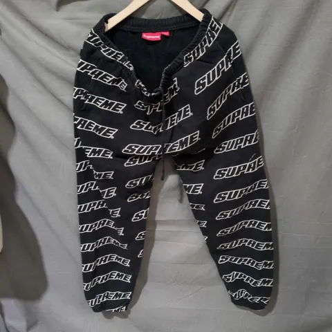 SUPREME ALL-OVER PRINT HOODIE & JOGGERS SET – BLACK SIZE M 