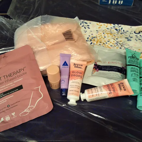 PALLET CONTAINING LARGE QUANTITY OF ASSORTED MAKEUP & BEAUTY PRODUCTS