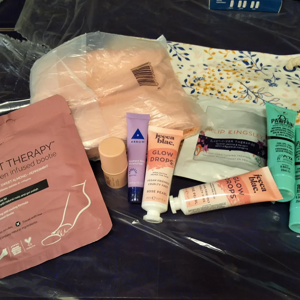 PALLET CONTAINING LARGE QUANTITY OF ASSORTED MAKEUP & BEAUTY PRODUCTS