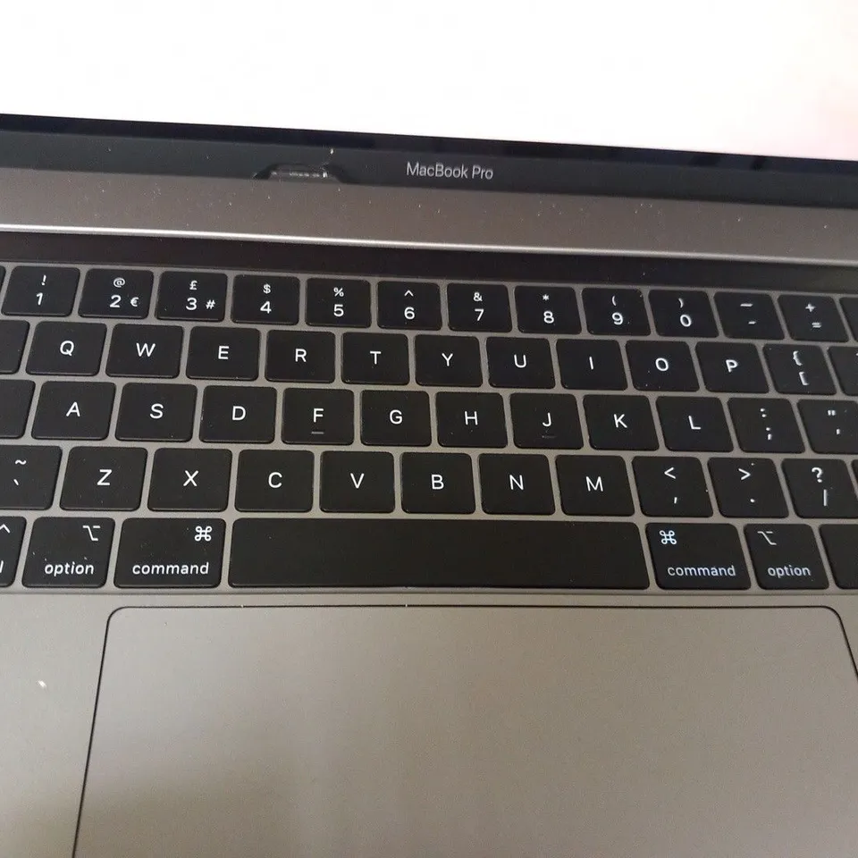 APPLE MACBOOK PRO 15" A1990