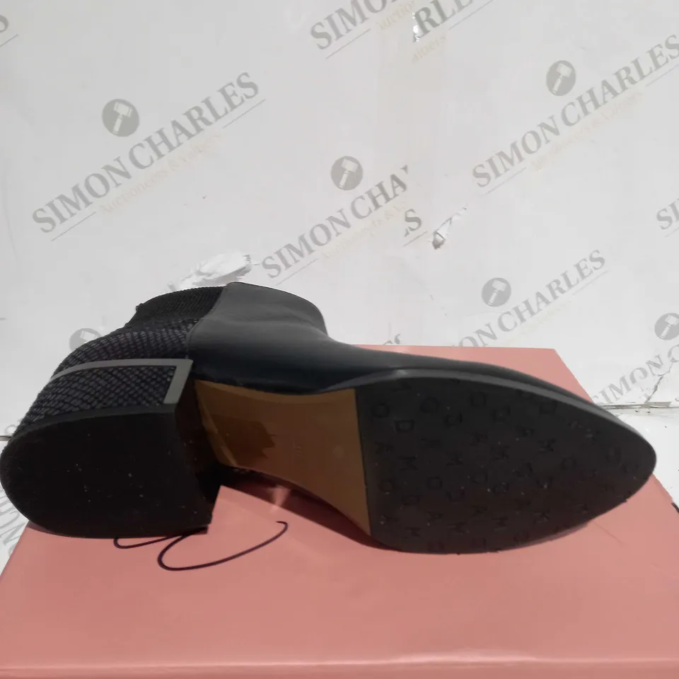 PAIR OF MODA IN PELLE LILITH ANKLE BOOTS BLACK LEATHER SIZE 7