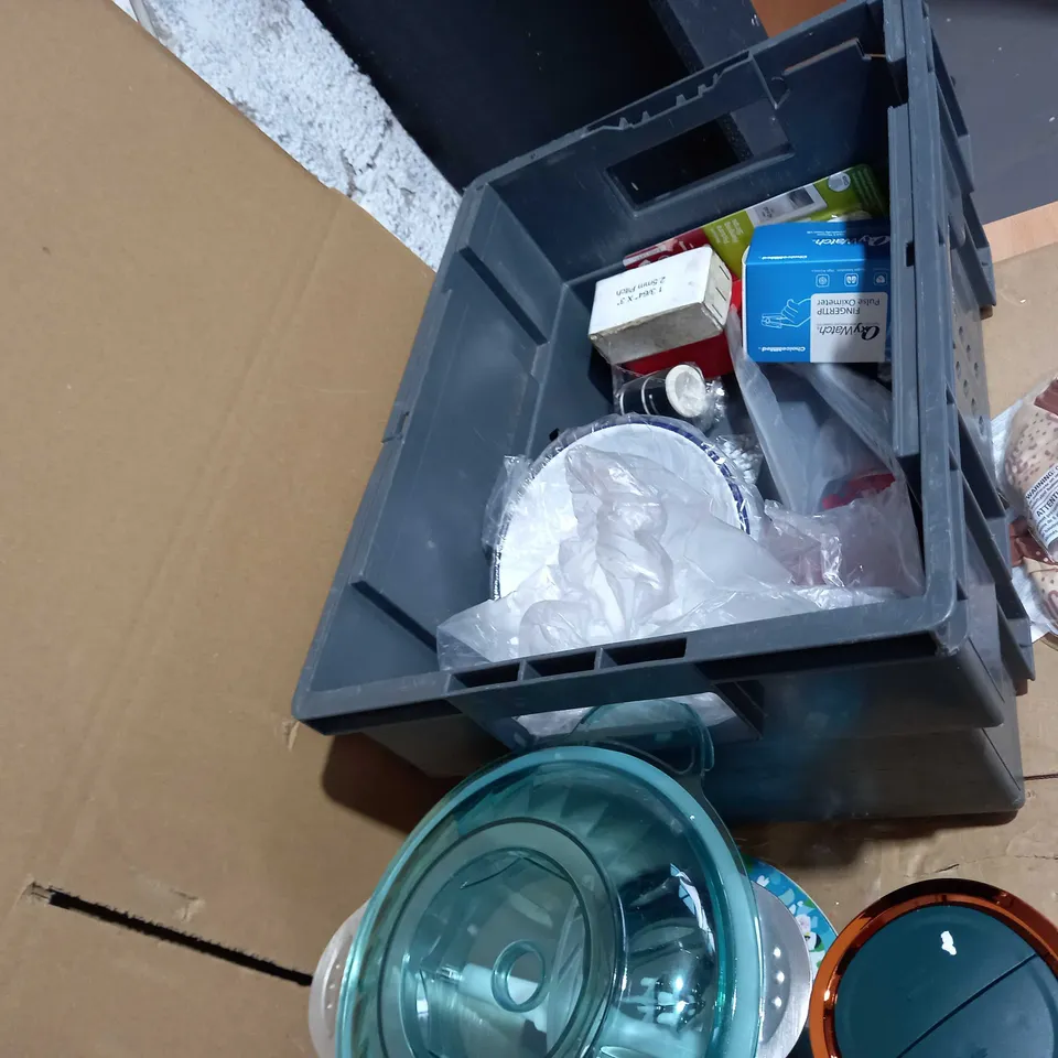 TOTE OF APPROXIMATELY 15 ASSORTED ITEMS TO INCLUDE A DISHCLOTH 5 SET, A CASSEROLE PLATE SET AND A CAKE MIXER TIN