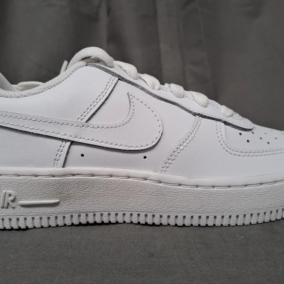 BOXED PAIR OF NIKE AIR FORCE 1 SHOES IN WHITE UK SIZE 3