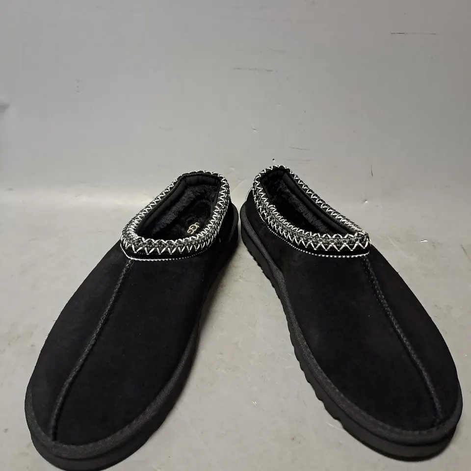 PAIR OF UGG FAUX FUR LINED SLIPPERS IN BLACK SIZE 10