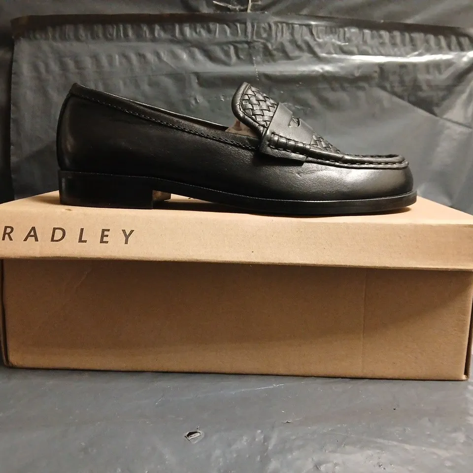 BOXED PAIR OF RADLEY THREADNEEDLE ROW SHOES IN BLACK SIZE UK 4