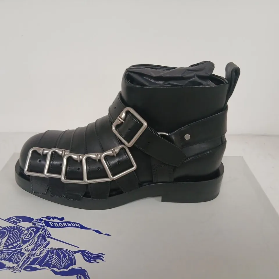 BURBERRY LEATHER BOOTS WITH BUCKLES – UK 5.5 (EU 38.5)