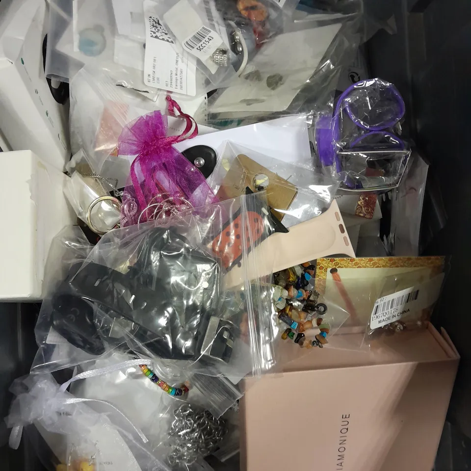 APPROXIMATELY 30 ASSORTED JEWELLERY PRODUCTS TO INCLUDE NECKLACES, EARRINGS, BRACELETS ETC 