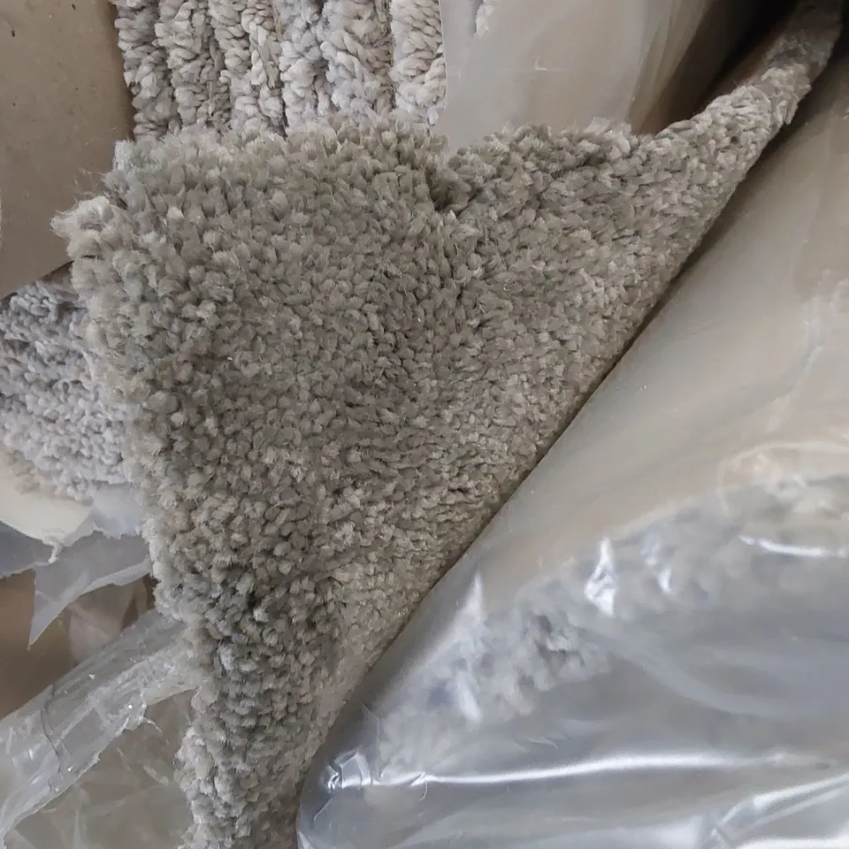 ROLL OF QUALITY CLASSIC CHARM WHITE ELEPHANT CARPET // SIZE: APPROX 5 X 5.8m