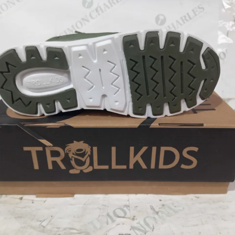 BOXED PAIR OF TROLLKIDS STAVANGER NID CUT WINTER SHOES IN MOSS/LIME UK SIZE 4