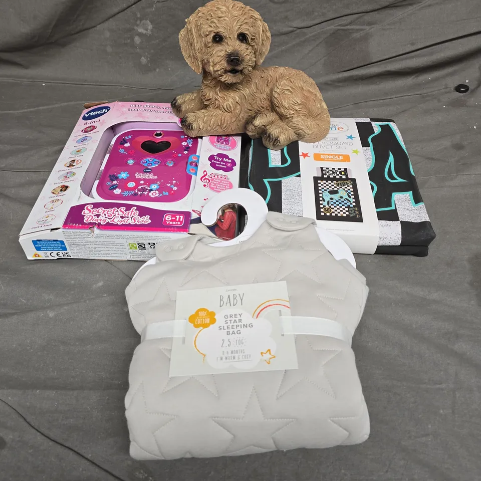 APPROXIMATELY 20 ASSORTED ITEMS TO INCLUDE DOG ORNAMENT, EASY CARE DUVET SET, GREY STAR SLEEPING BAG, ETC
