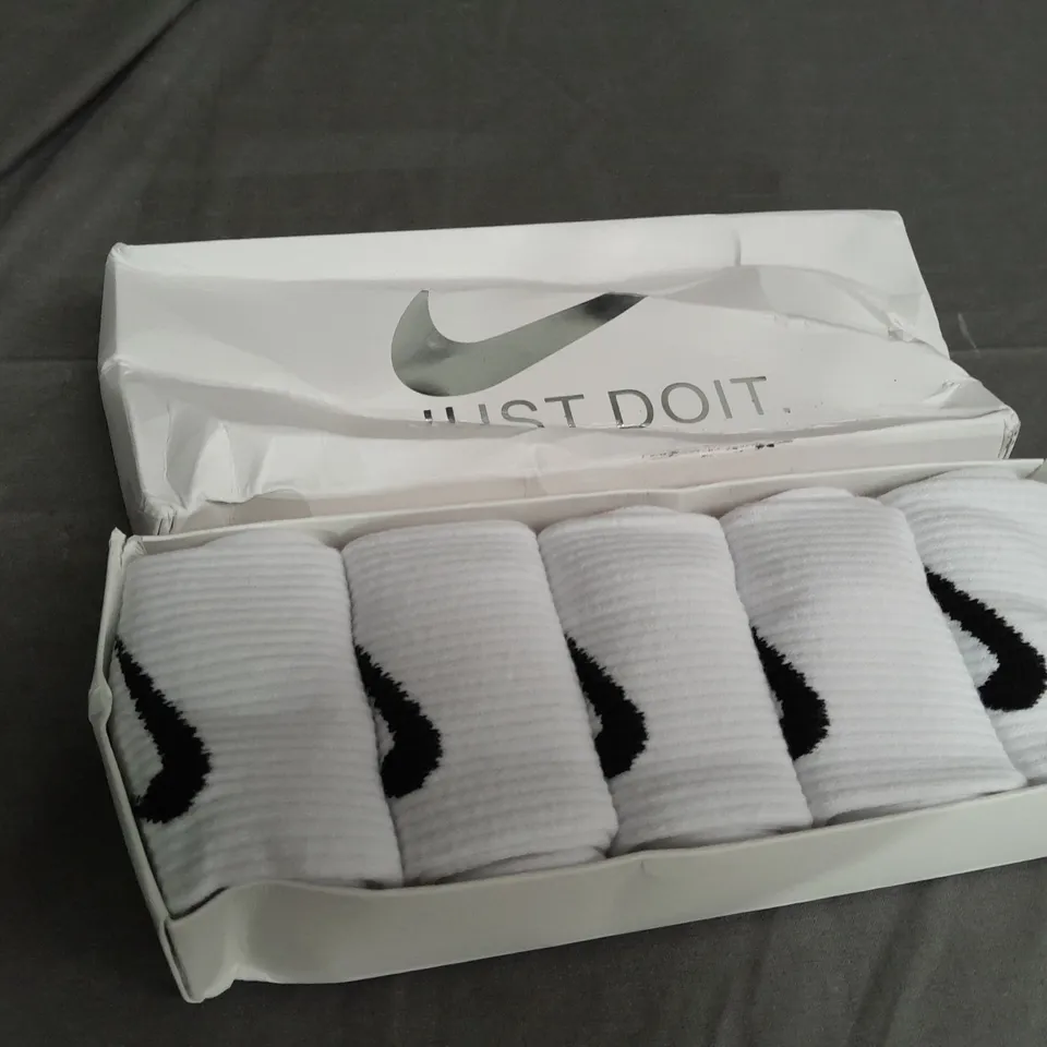 BOX OF 5 WHITE NIKE SOCKS