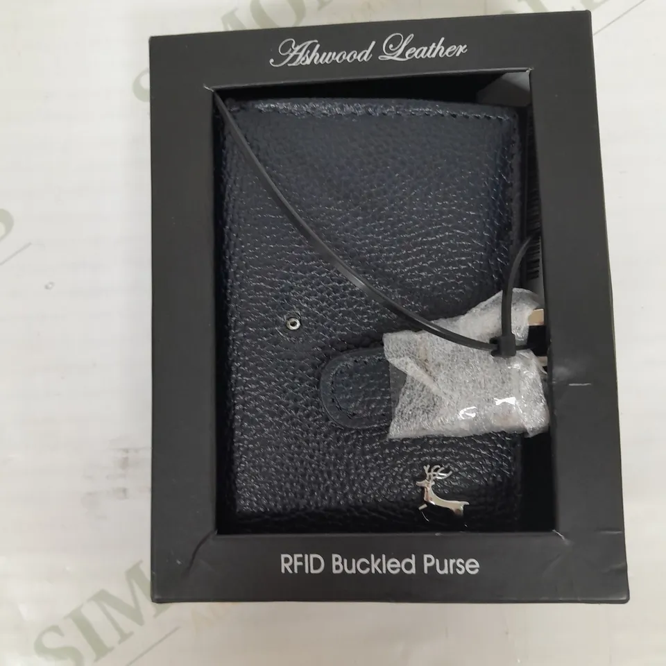 BOKED ASHWOOD LEATHER BUCKLED PURSE IN NAVY