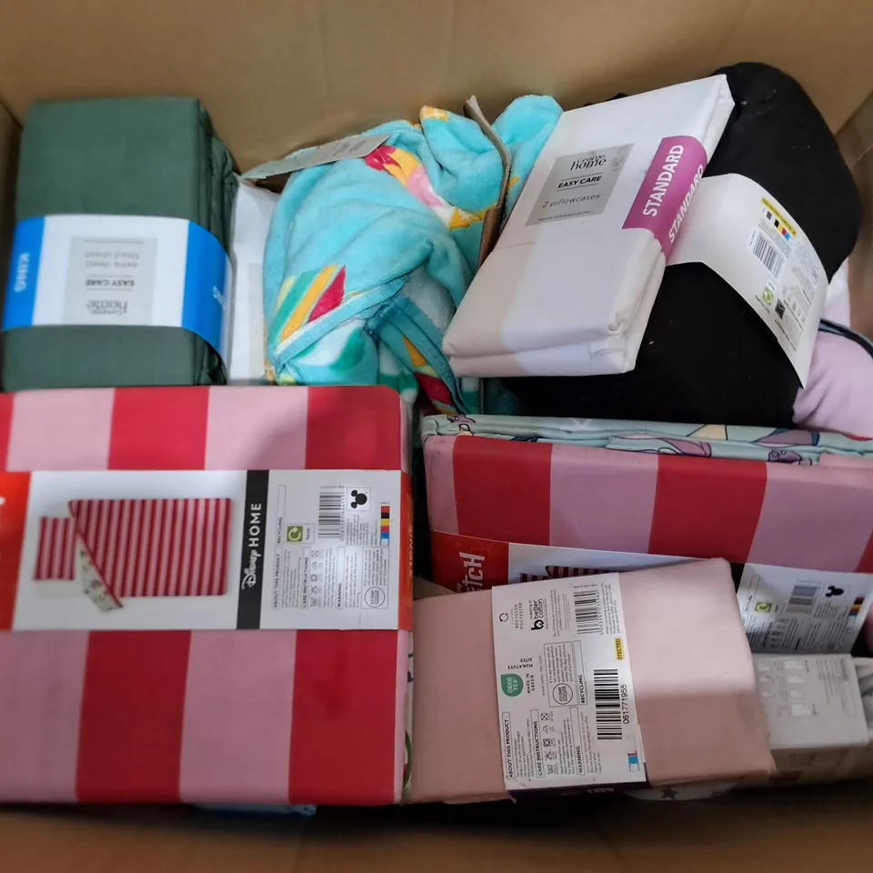 LOT OF APPROXIMATELY 20 ASSORTED BEDDING AND SOFT FURNISHING ITEMS TO INCLUDE TEDDY FITTED SHEET, DUVET AND SHEETS