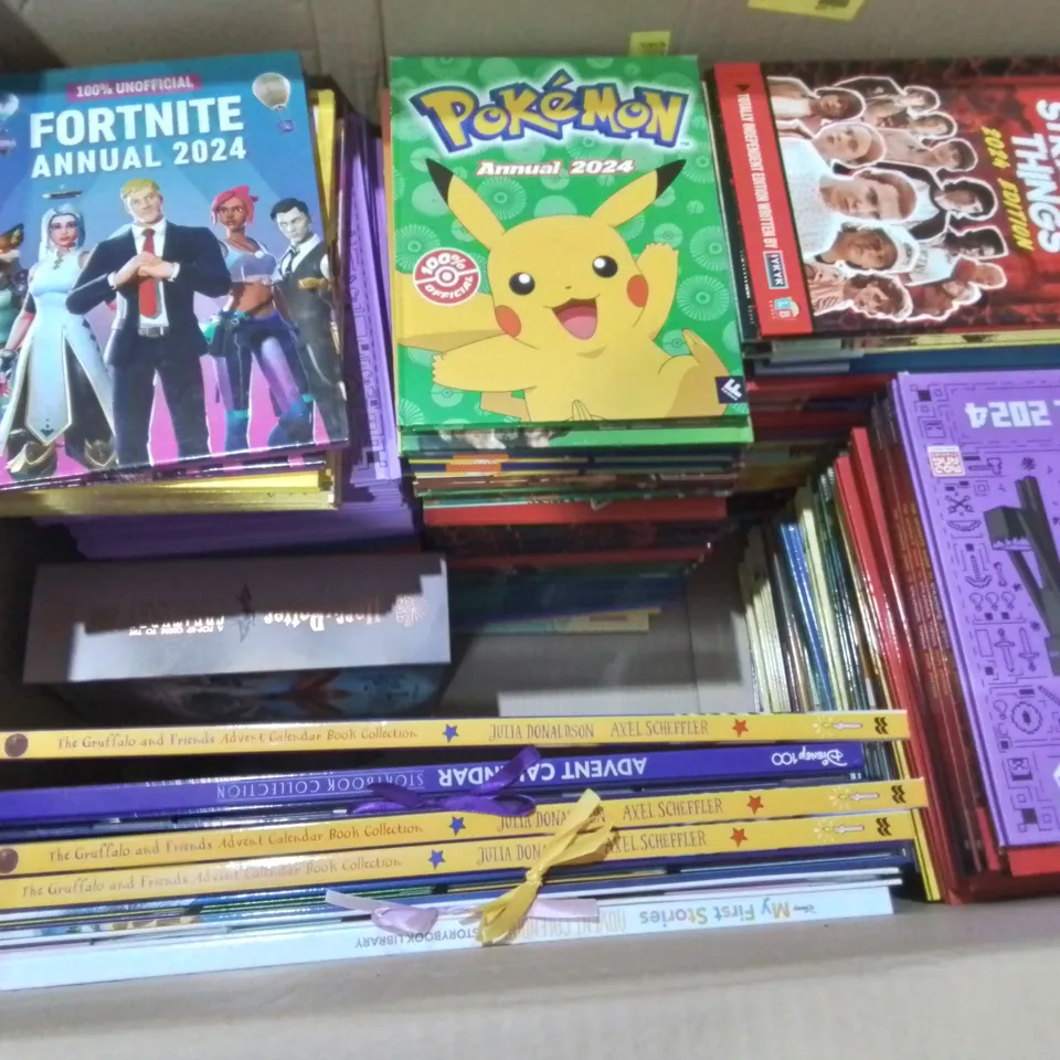 LARGE QUANTITY OF ASSORTED 2024 ANNUALS TO INCLUDE POKEMON, MINECRAFT, FORTNIGHT AND PAW PATROL 
