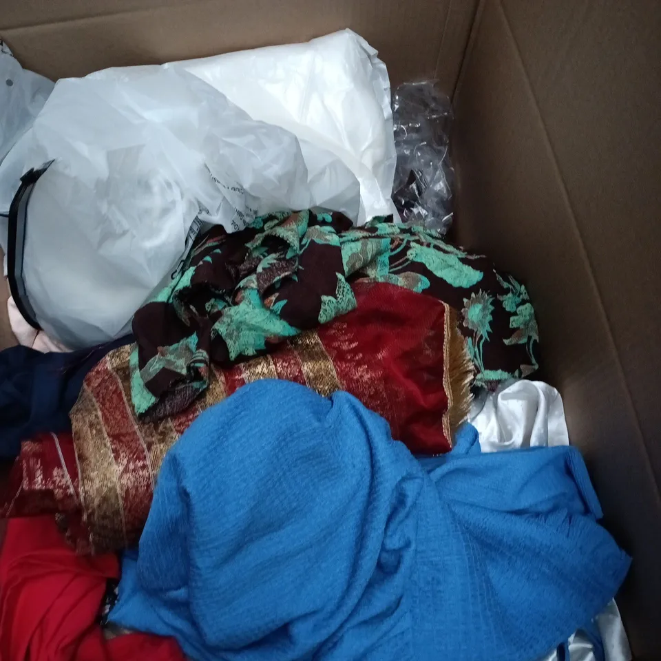 BOX OF APPROXIMATELY 25 ASSORTED CLOTHING ITEMS OF VARIOUS SIZES AND STYLES