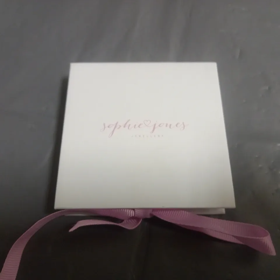 SOPHIE JONES SILVER LOOK NECKLACE IN GIFT BOX