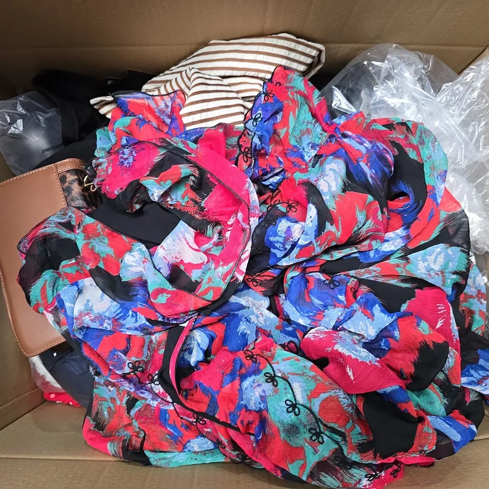 APPROXIMATELY 35 ASSORTED CLOTHING ITEMS IN VARIOUS SIZES, STYLES & COLOURS TO INCLUDE DRESS, FLEECE, TOPS, ETC - COLLECTION ONLY