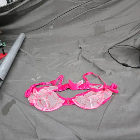 UNDR PINK LACE BRA – SIZE M (WOMEN’S LINGERIE)
