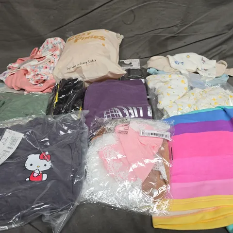 BOX OF APPROXIMATELY 25 ASSORTED KIDS CLOTHING ITEMS TO INCLUDE - TOP , SHORTS , T-SHIRT ETC