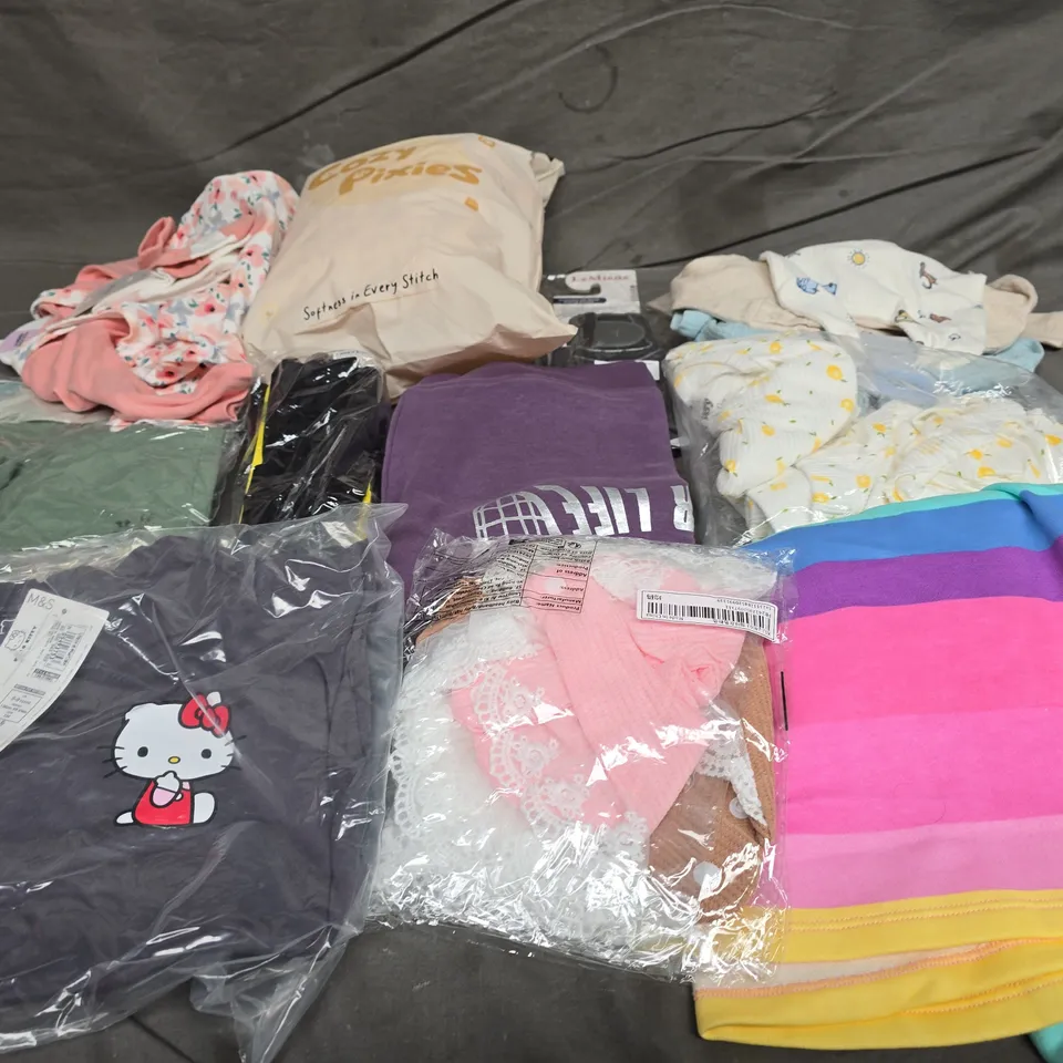 BOX OF APPROXIMATELY 25 ASSORTED KIDS CLOTHING ITEMS TO INCLUDE - TOP , SHORTS , T-SHIRT ETC