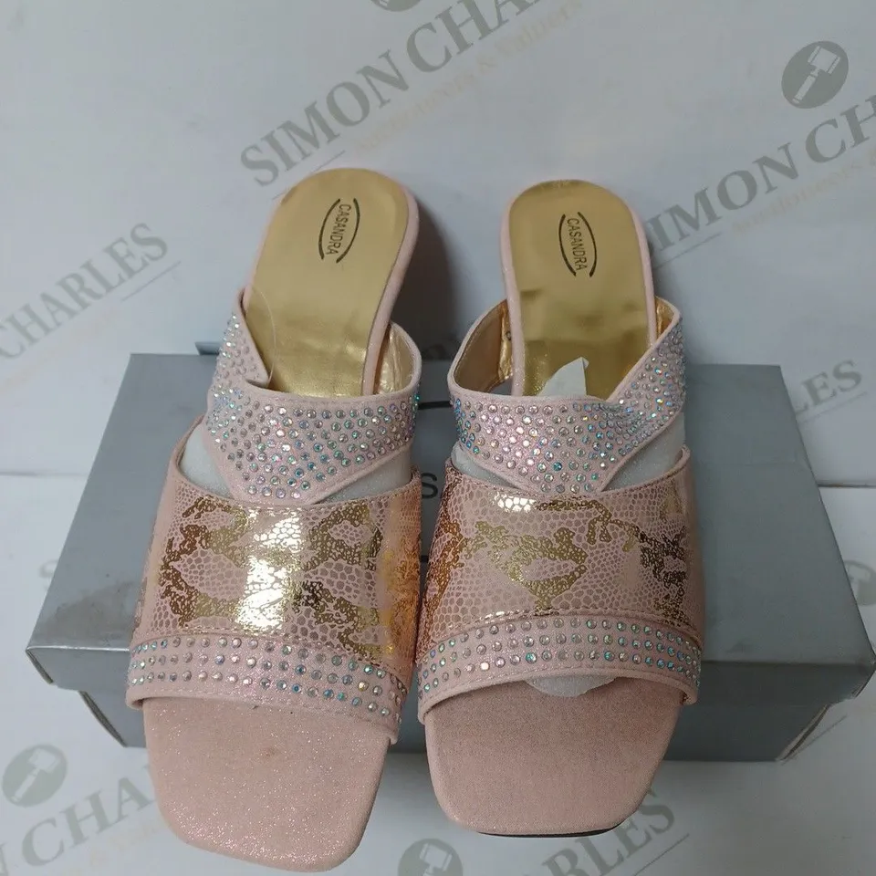 BOXED PAIR OF CASANDRA SANDALS IN PEACH SIZE 5 