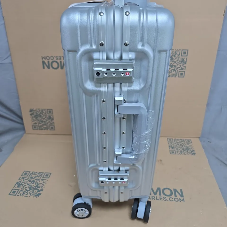 FLIGHT KNIGHT SILVER HARD-SHELL CABIN SUITCASE – 4-WHEEL SPINNER