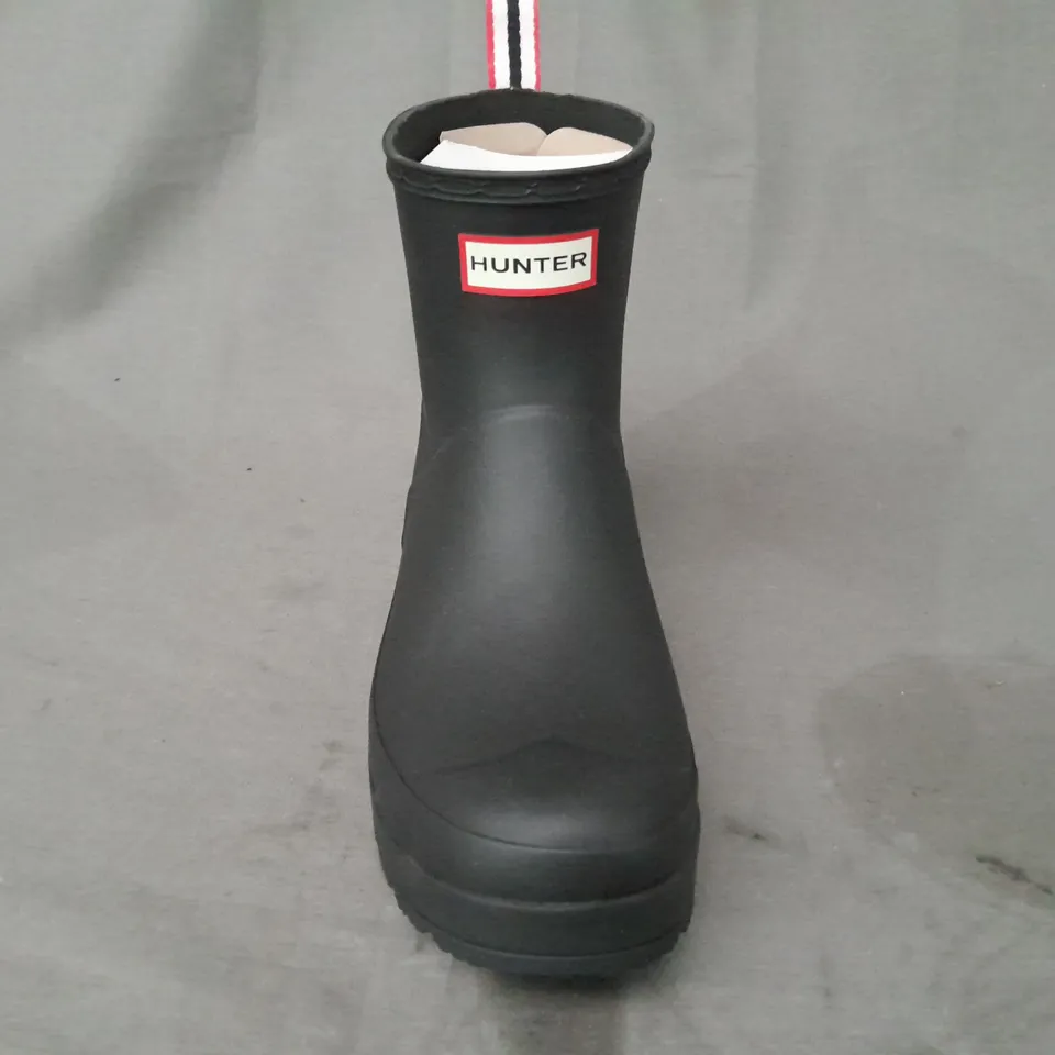 BOXED PAIR OF HUNTER WELLINGTON BOOTS IN BLACK UK SIZE 7