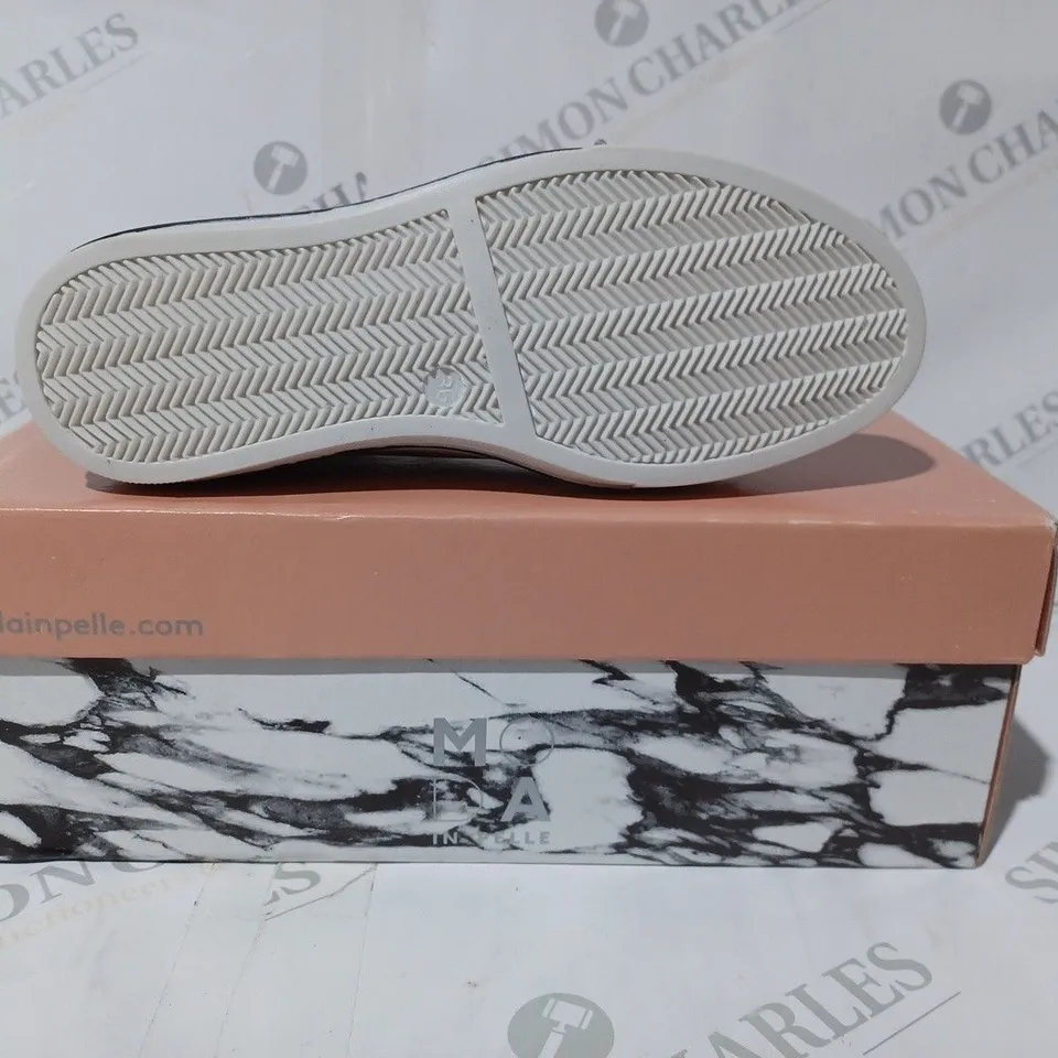 BOXED PAIR OF MODA IN PELLE LIGHT GRAY LEATHER FIZZALI TRAINERS - SIZE 3