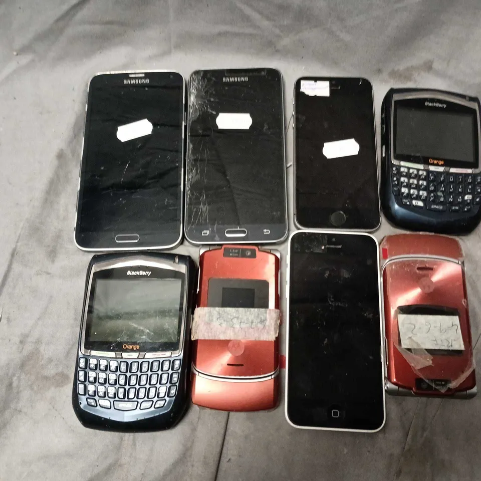 APPROXIMATELY 30 ASSORTED USED PHONES AND PHONE PARTS TO INCLUDE SAMSUNG, SONY, APPLE IPHONE, ETC