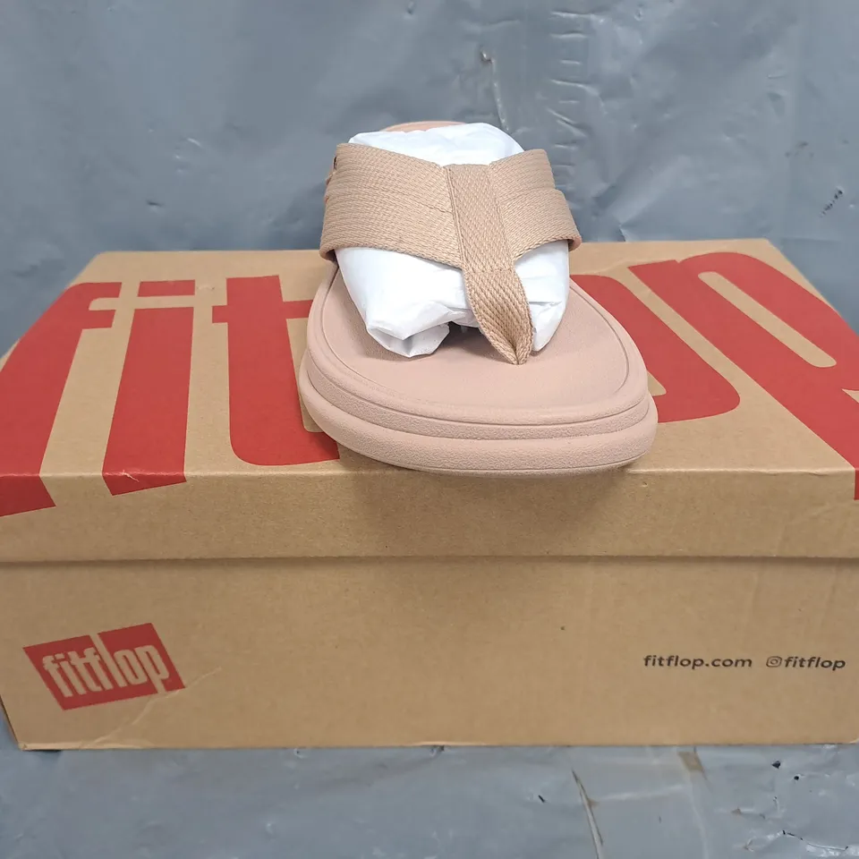 BOXED PAIR OF FITFLOP T-POST FLATFORM SLIP FLOPS IN CLASSIC BEIGE SIZE UK 5