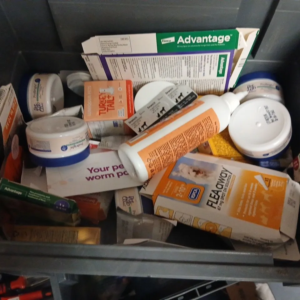 LOT OF ASSORTED PET CARE ITEMS TO INCLUDE ON DEFENCE FLEA TREATMENT AND CALMING PHEROMONE