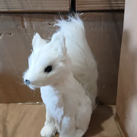 APPROXIMATELY 24 GISELA GRAHAM LONDON WHITE FOX ORNAMENTS